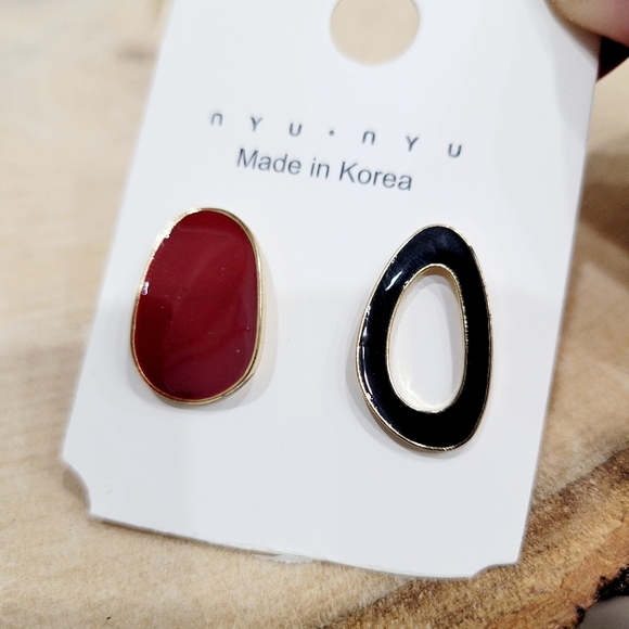 Vintage Jewelry - Brand New Gold Tone Red & Black Earrings